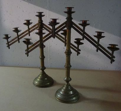 null Paire de chandeliers menorah mobiles à sept branches en laiton. 

Fin du XIXème...