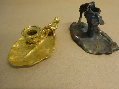 null Lot de deux bougeoirs en bronze doré, l'un figurant une femme alanguie à la...