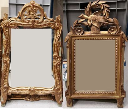 Deux miroirs à fronton en bois doré et sculpté...
