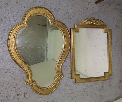 Deux petits miroirs en bois et plâtre dorés,...