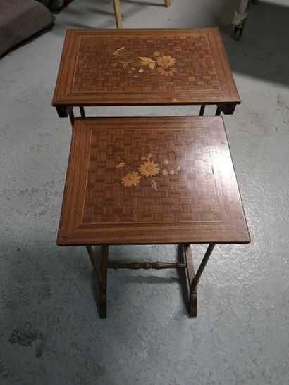 Deux tables gigognes en bois teinté à plateaux...