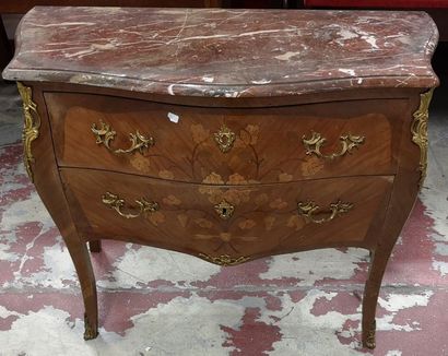 null Petite commode galbée ouvrant par deux tiroirs en ceinture à décor marqueté...