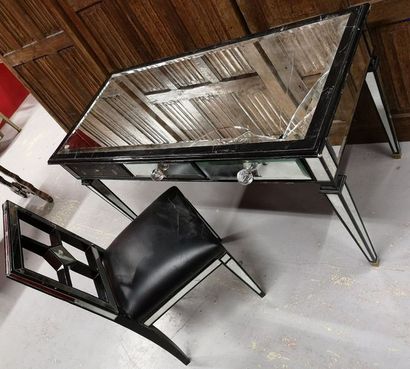 null Bureau et sa chaise en bois laqué noir et miroirs biseautés, reposant sur quatre...