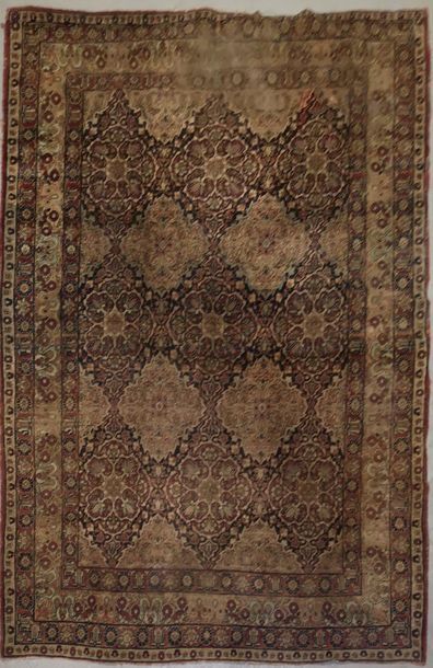 null 
Tapis d'Orient ancien en laine rose et crème à quatre médaillons à décor floral.

Triple...