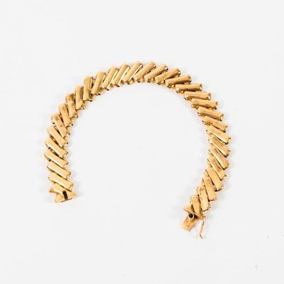 CAPLAIN, Paris 

Bracelet ruban en or jaune (750) à maillons croisillons creux. 

Fermoir...