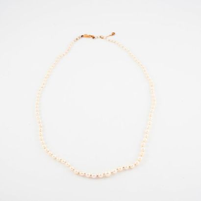 null Collier de perles de culture blanches en chute. 

Fermoir cliquet tonneau en...