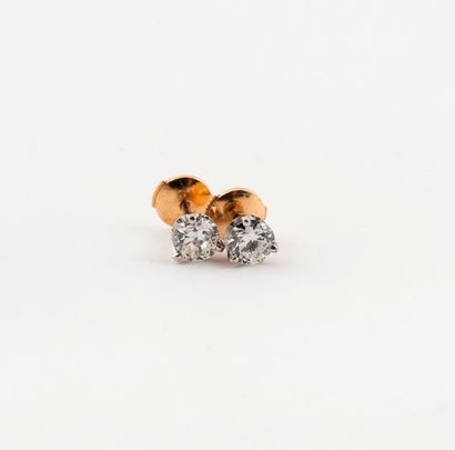 null Paire de puces d'oreilles en ors jaune et gris (750) ornées de diamants de taille...