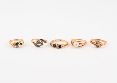 null Lot de cinq bagues en or jaune (750) ornées de perles, diamants et pierres de...