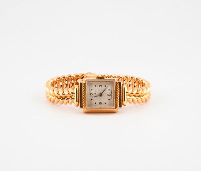 LIP 
Montre bracelet de dame en or jaune (750) 
Boîtier carré. 
Cadran à fond crème,...