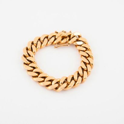 null Bracelet en or jaune (750) à maille gourmette limée. 

Fermoir cliquet avec...