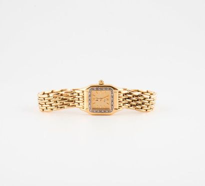 LIP 
Montre bracelet de dame en or jaune (750) 
Boîtier carré, lunette pavée de petits...