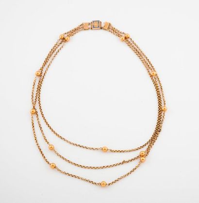  Collier en or jaune (750) à trois rangs de chaîne à maille forçat retenant des perles...