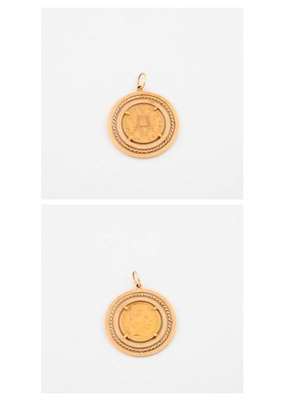 null Pendentif circulaire en or jaune (750) ajouré retenant une pièce de 20 francs...