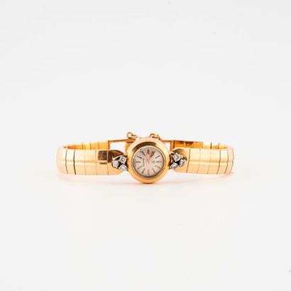OMEGA 

Montre bracelet de dame en or jaune (750).

Boîtier rond, les attaches serties...