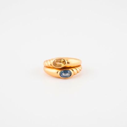 null Bague double anneaux en or jaune (750) ornée d'un saphir bleu et d'un saphir...