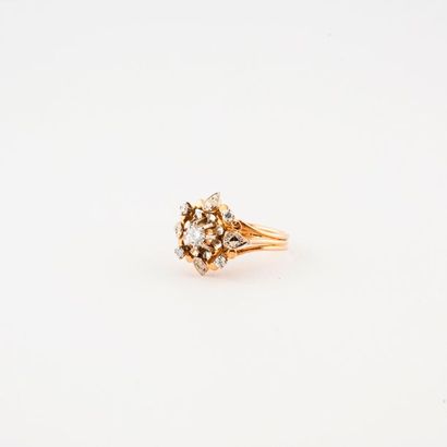 null Bague fleur en or jaune (750) centrée d'un diamant de taille brillant dans un...
