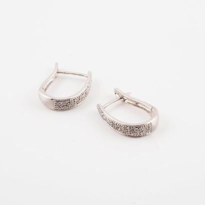 null Paire de boucles d'oreilles en or gris (750) pavée de petits diamants de taille...