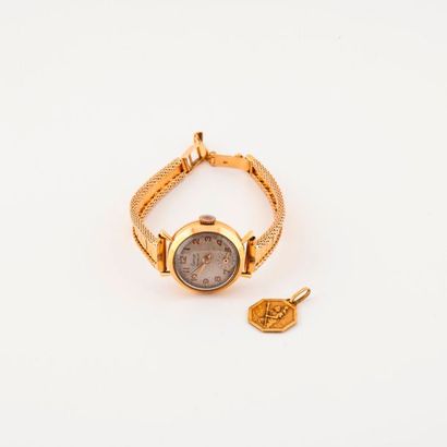 FLAMOR 
Montre bracelet de dame en or jaune (750). 
Boîtier circulaire. 
Cadran à...