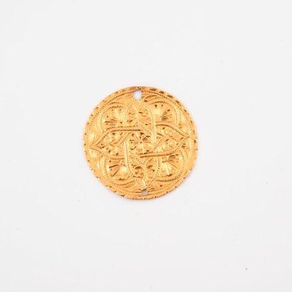 null Pendentif circulaire en or jaune (750) à décor repoussé de rinceaux et arabesques....