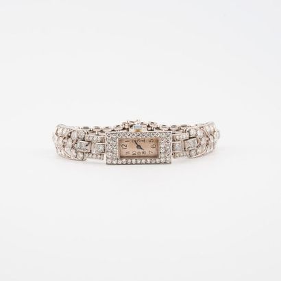 null Montre bracelet de dame en platine (850) et or gris (750). 

Boîtier rectangulaire,...