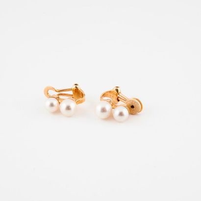null Paire de clips d'oreilles en or jaune (750) ornés de deux perles de culture...