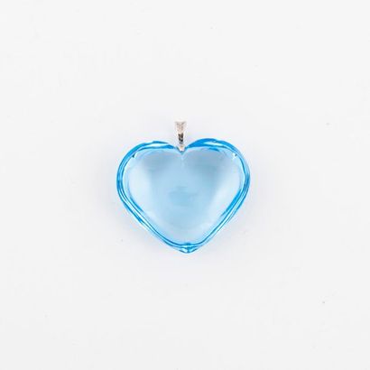 BACCARAT 

Pendentif formant un coeur en cristal bleu, bélière en argent (min.800)....