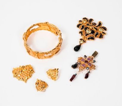 Christian LACROIX 

Lot de bijoux fantaisie signés comprenant : 

-Importante broche...