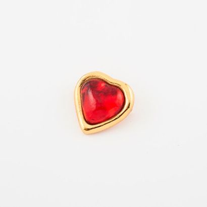 Yves Saint LAURENT 

Broche coeur en métal doré et verre rouge. 

H. : 2,7 cm.