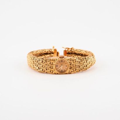 FRED, PARIS 

Montre bracelet de dame en or jaune (750).

Boîtier rond intégré dans...