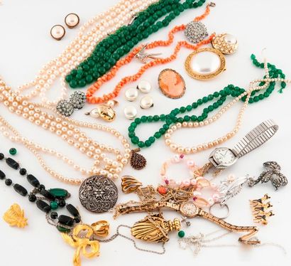 null Lot de bijoux fantaisie comprenant notamment colliers, perles de fantaisie et...