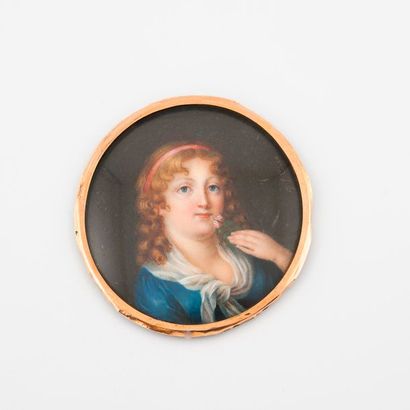 Ecole du premier quart du XIXème siècle. 

Portrait de jeune fille en buste tenant...