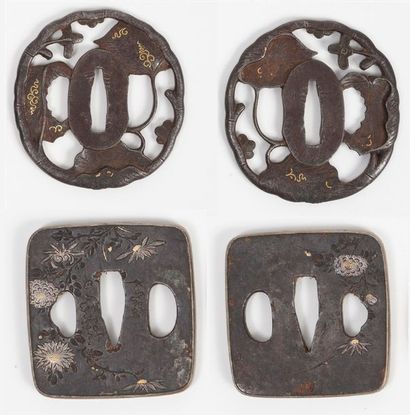 JAPON, XIXème siècle 

Tsuba carré en fer a décor en hira-zogan de fleurs argent.

Signé...