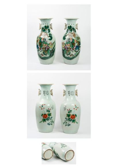 CHINE, XXème siècle 

Paire de vases en balustre en porcelaine à col évasé et à petites...