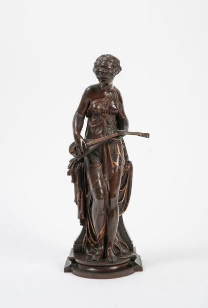 D'après Paul DUBOY (1830 - 1887) 

Jeune femme au luth.

Épreuve en bronze à patine...