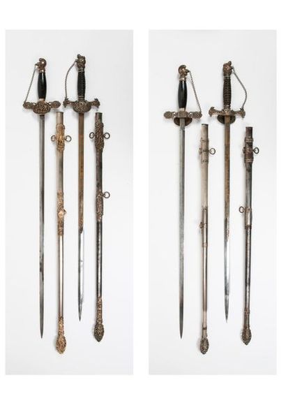 U.S.A. 

Deux épées maçonniques.

Montures en métal doré. Fusées en bois garnis de...