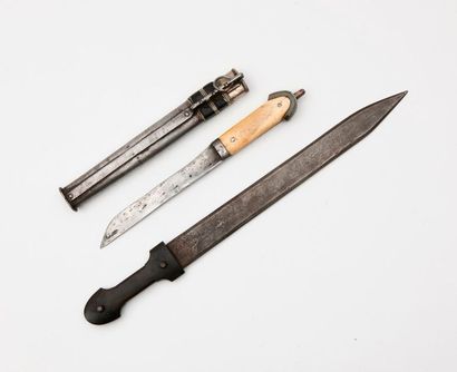 null Deux grands couteaux :

- un de type Kindjal du CAUCASE, fin du XIXème ou début...