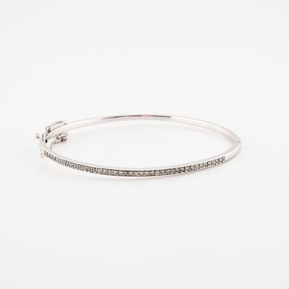 null Bracelet jonc ouvrant en or gris (750) ornée d'une ligne de diamants de taille...