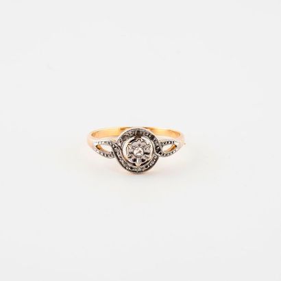 null Petite bague de jeune fille en ors (750) jaune et gris à motif d'une fleurette...