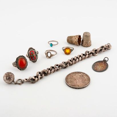 null Petit lot de bijoux en argent (min. 800), dont bagues, médaille ou dés...

Poids...