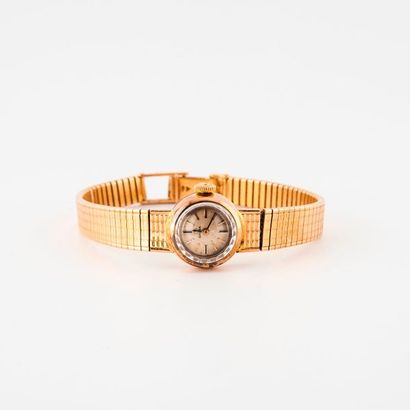 OMEGA 

Montre bracelet de dame en or jaune (750) 

Boîtier rond, lunette crantée....