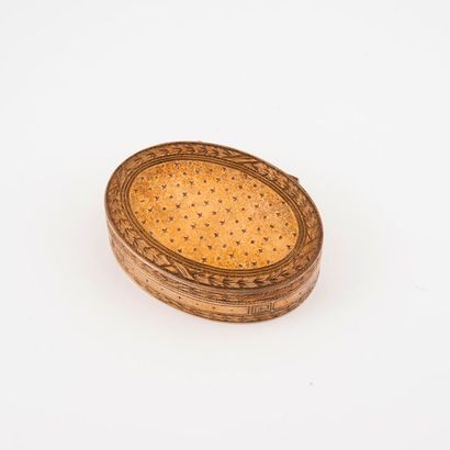 null Boîte à pilules ovale en argent (min. 800) doré ciselée de semi d'étoiles dans...