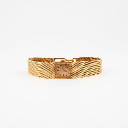 JUVENIA 

Montre bracelet de dame en or jaune (750). 

Boîtier carré. 

Fond du cadran...