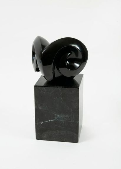 FRANCO ADAMI (1933) 

Sans titre. 

Marbre noir sculpté. 

Signé. 

H. avec socle...