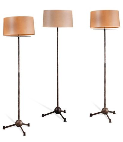 Jacques GRANGE (1944) 

Suite de trois lampadaires tripodes, 2007.

En acier, pieds...