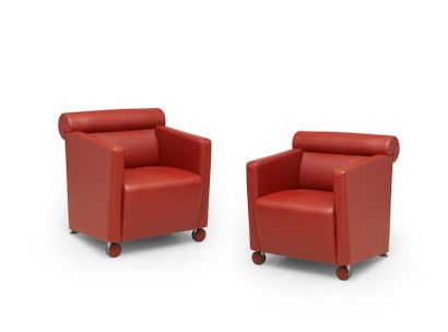 POLTRONA FRAU Made in Italy Poltroncina Dafne.
Paire de fauteuils en cuir rouge.
75...