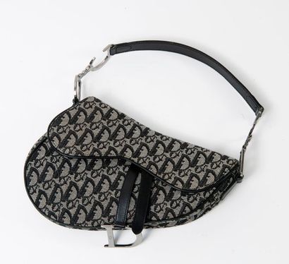 Christian DIOR, Saddle 

Sac en toile monogrammée noire et grise et cuir noir. 

Garniture...