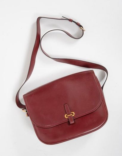 HERMES Paris, Balle de golf 

Sac 26 cm en box bordeaux, fermeture par rabat et languette...