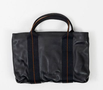 HERMÈS Paris, made in France 

Sac en cuir noir et toile noire surpiquée orange.

Deux...