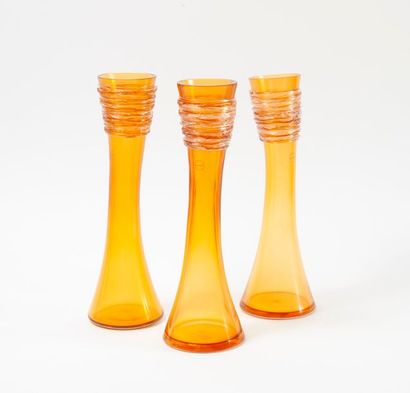 SALVIATI 

Lot de trois vases modèle Teseo Piccolo. 

En verre de couleur ambrée...
