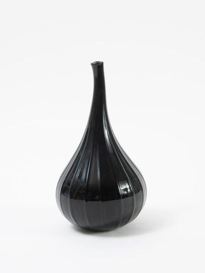 SALVIATI 

Vase soliflore modèle Drops.

En verre noir de forme piriforme orné de...